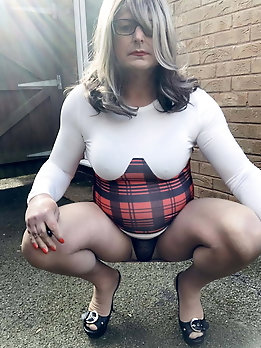 Amateur crossdresser kelly cd in red checked dress nude pan