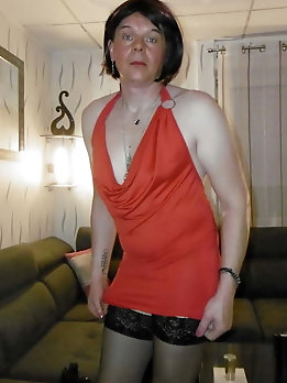Shapely tranny strumpet is revealing her jugs